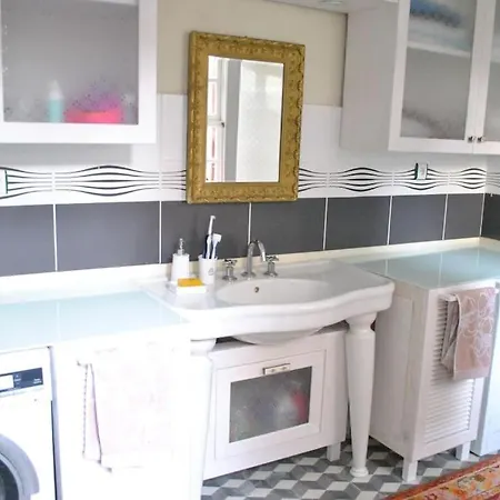 Maris , Greek House @ City Center Alsancak